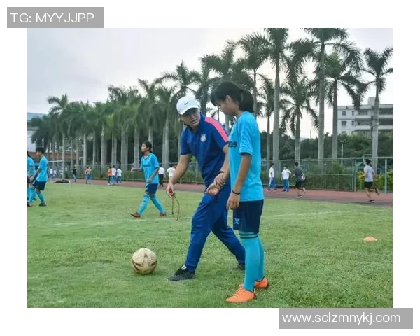 足球明星偶遇羞涩女孩展现温柔一面引发粉丝热议